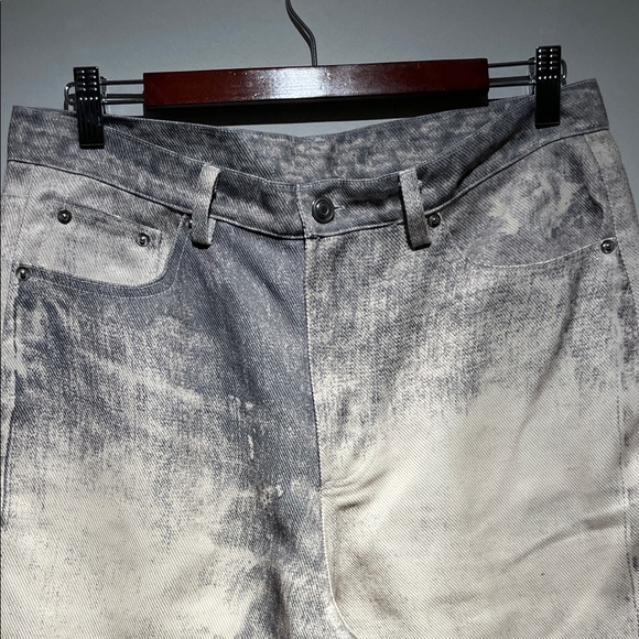 Men's Distressed Gray Jeans - Picture 3 of 7